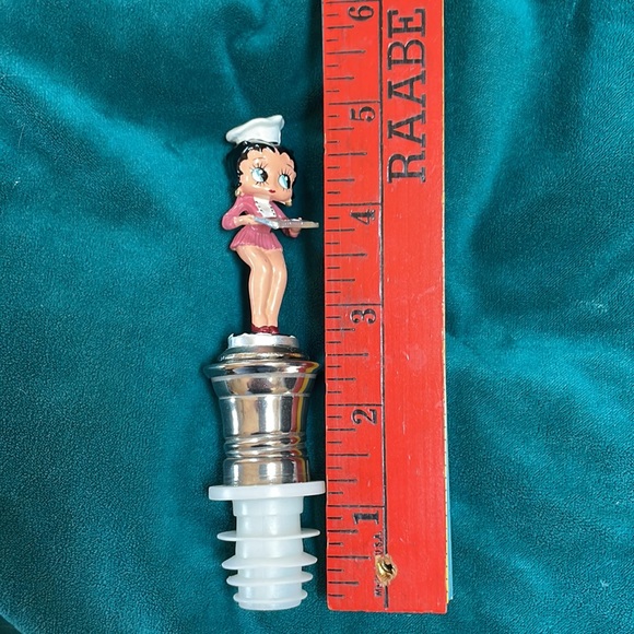 Betty Boop Decorative Wine Pourer - Picture 9 of 10